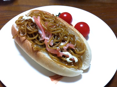 ひとりぼっちで屋上 やきそばパンを食べたい。