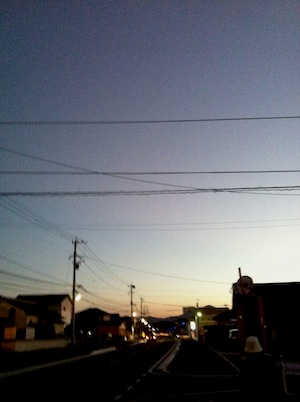 買い物帰りの夕暮れ。