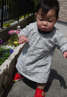 お外でヨチヨチ((((・ω・)