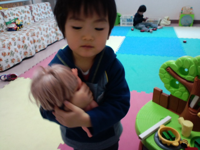 お人形にマッサージ♪