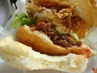 デカくて安くてウマいハンバーガー(*^^*)