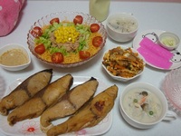 夜ご飯ヽ(-ω-ヽ)(ノ-ω-)ノ デカい腹とイビキ…