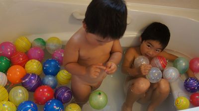ヨーヨーとシール貼り。
