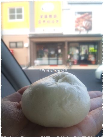 つるやさんの建物を背景にお饅頭を撮影