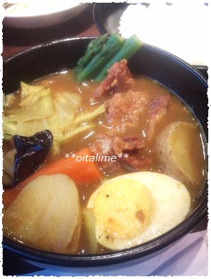 パリパリチキンのスープカレーの写真