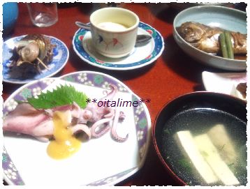 民宿ひとみの夕食、さざえのツボ焼きや煮たイカの酢味噌和えの写真