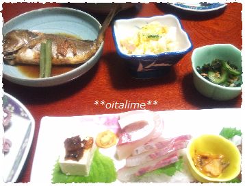 民宿ひとみの夕食、イサキの煮物やイカのウに和えなどの写真