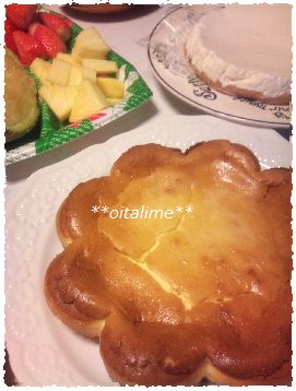 ケーキ2種類とフルーツの写真
