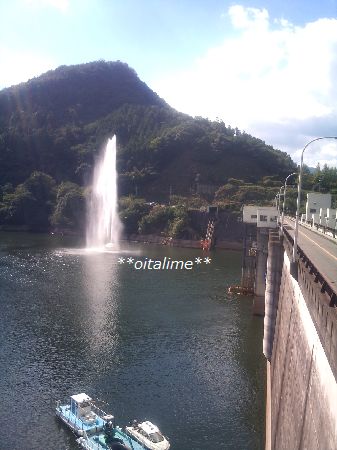 耶馬渓ダムの噴水(高く上がってるとき)の画像