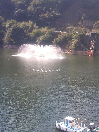 耶馬渓ダムの噴水(花火のように開いてるとき)の画像