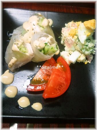 トマト、生春巻き、おからサラダを盛った画像