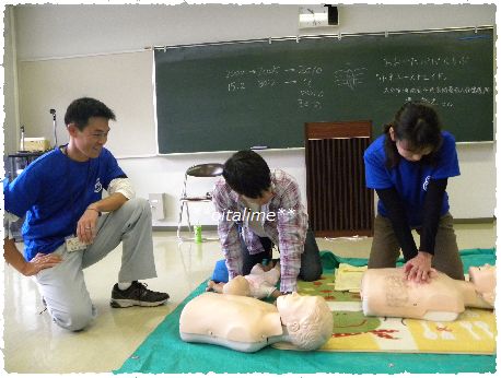 大分パパクラブの女性のご担当者、胸骨圧迫体験中の画像