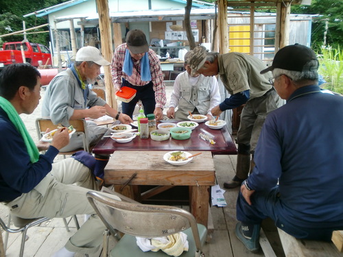 山小屋でランチ!o(⌒囗⌒)oΨ イッタダキマーーース!!