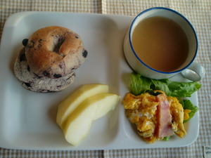 朝食はベーグルで
