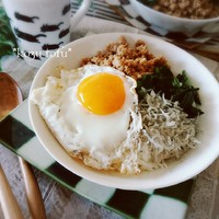 寝坊した朝のなんちゃって４色丼。