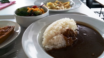 雑穀ごはんのベジグリーンカレー＆麻の実ナッツ