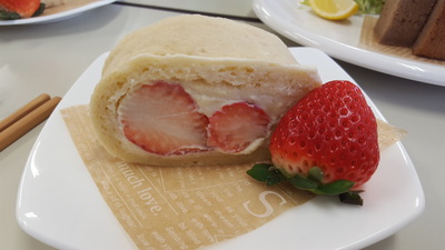 パエリア✳黒豆スープ✳ニンジンコロッケ✳米粉のイチゴロールケーキ パエリア✳黒豆スープ✳ニンジンコロッケ✳米粉のイチゴロールケーキ
