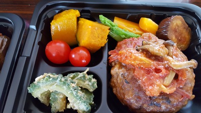 本日は「煮込みハンバーグ弁当」と「お野菜たっぷり焼きそば」です。 本日は「煮込みハンバーグ弁当」と「お野菜たっぷり焼きそば」です。