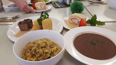 パエリア✳黒豆スープ✳ニンジンコロッケ✳米粉のイチゴロールケーキ パエリア✳黒豆スープ✳ニンジンコロッケ✳米粉のイチゴロールケーキ