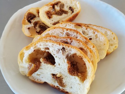 本日の米粉パン& イチジクとクルミのカンパーニュ 本日の米粉パン& イチジクとクルミのカンパーニュ