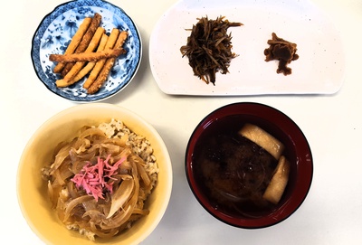 ✳丸麦入り玄米ご飯の玉ねぎ丼✳味噌汁✳食養きんぴら✳かりんとう