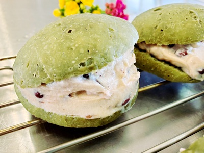 本日の米粉パン&蓬の小豆クリームマリトッツォ 本日の米粉パン&蓬の小豆クリームマリトッツォ