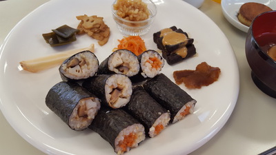 ★細巻きずし★風呂吹き大根汁仕立て★ごぼうの丸煮★草餅 ★細巻きずし★風呂吹き大根汁仕立て★ごぼうの丸煮★草餅