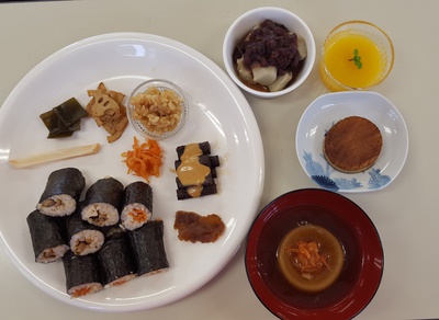 ★細巻きずし★風呂吹き大根汁仕立て★ごぼうの丸煮★草餅 ★細巻きずし★風呂吹き大根汁仕立て★ごぼうの丸煮★草餅