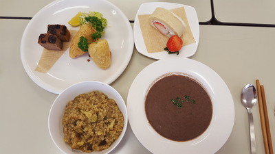 パエリア✳黒豆スープ✳ニンジンコロッケ✳米粉のイチゴロールケーキ パエリア✳黒豆スープ✳ニンジンコロッケ✳米粉のイチゴロールケーキ