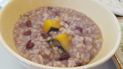 小豆のおかゆかぼちゃ入り・きくらげの和え物・車麩のクルミパン粉揚げ・一口饅頭（2016.秋期リマ大分）