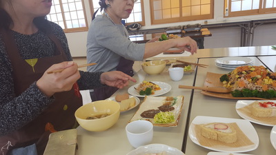 ✳ちらし寿司✳スープ餃子✳鰻の蒲焼きもどき✳米粉のロールケーキ