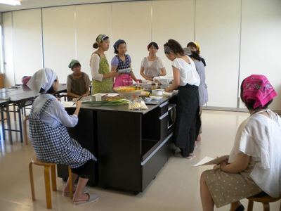 鶴亀の料理教室風景