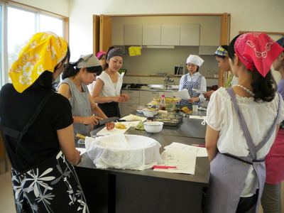 鶴亀の料理教室風景