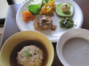 雑穀バーグのキノコソース