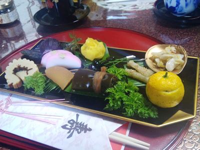 おせち料理と甘酒と漆のカップのこと