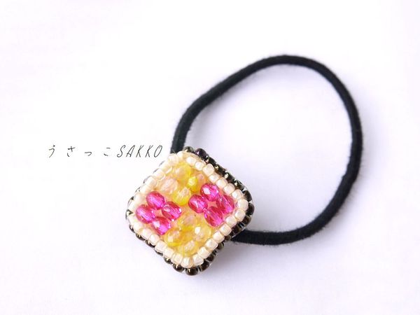ビーズ刺繍のスクエアブローチ＆ヘアゴム