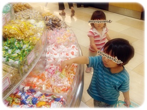 回るお菓子
